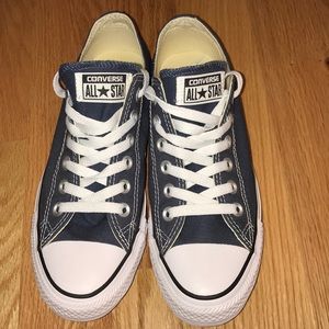 EUC Converse Navy Size 7 women/5 men Chuck Taylors